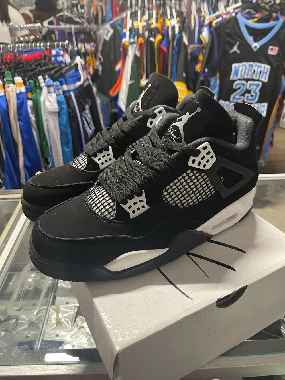 Men’s Retro 4 White Thunder Size 9.5.